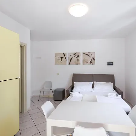 Royal Aparthotel 2*